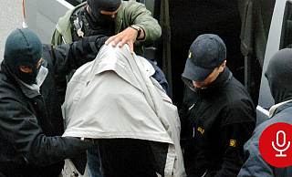 Christian Bogner wird 2005 von Polizisten zum Gericht in Lübeck gebracht. Dort war er wegen Mordes angeklagt. - Maurizio Gambarini/picture-alliance Christian Bogner wird 2005 von Polizisten zum Gericht in Lübeck gebracht. Dort war er wegen Mordes angeklagt. - Maurizio Gambarini/picture-alliance