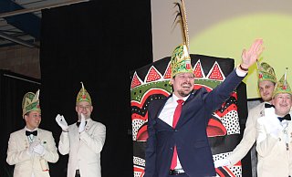 Riesen Jubel, als der diesjährige Karnevalsprinz Marc Obermann aus der afrikanischen Maske hervortrat. - Christina Leßmann Riesen Jubel, als der diesjährige Karnevalsprinz Marc Obermann aus der afrikanischen Maske hervortrat. - Christina Leßmann