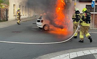Sekunden, nachdem die Insassen den Wagen verlassen hatten, ging der Wagen in Flammen auf. - Feuerwehr Sekunden, nachdem die Insassen den Wagen verlassen hatten, ging der Wagen in Flammen auf. - Feuerwehr