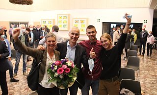 Die Familie jubelt gemeinsam: Ulrike und Josef Suermann mit ihren Kindern Lukas und Lisa freuen sich über das gute Ergebnis. - David Schellenberg Die Familie jubelt gemeinsam: Ulrike und Josef Suermann mit ihren Kindern Lukas und Lisa freuen sich über das gute Ergebnis. - David Schellenberg