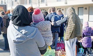 Viele Geflüchtete aus der Ukraine berichten über Probleme, mit ihrem Geld über die Runden zu kommen. - Henning Kaiser/dpa Viele Geflüchtete aus der Ukraine berichten über Probleme, mit ihrem Geld über die Runden zu kommen. - Henning Kaiser/dpa