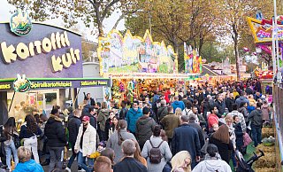 Auf der Herbstlibori-Kirmesmeile drängten sich die Menschen dicht an dicht. - Lena Henning Auf der Herbstlibori-Kirmesmeile drängten sich die Menschen dicht an dicht. - Lena Henning
