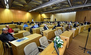Viele Plätze blieben im Ratssaal leer: Für die verstorbene Barbara Schmidt stand ein Gesteck auf dem leeren Platz. Die anwesenden Ratsmitglieder verteilten sich so, dass sie möglichst zwei Meter Abstand hatten. Für ihre abwesenden Kollegen stimmten sie mit. Foto: Barbara Franke - Barbara Franke Viele Plätze blieben im Ratssaal leer: Für die verstorbene Barbara Schmidt stand ein Gesteck auf dem leeren Platz. Die anwesenden Ratsmitglieder verteilten sich so, dass sie möglichst zwei Meter Abstand hatten. Für ihre abwesenden Kollegen stimmten sie mit. Foto: Barbara Franke - Barbara Franke