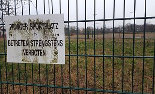 Als Zwischenlagerungsort für Klärschlamm war der ehemailge Sportplatz der britschen Streitkräfte an der Werrestraße im Gespräch gewesen. Doch dazu wird es nun nicht kommen. - Peter Steinert Als Zwischenlagerungsort für Klärschlamm war der ehemailge Sportplatz der britschen Streitkräfte an der Werrestraße im Gespräch gewesen. Doch dazu wird es nun nicht kommen. - Peter Steinert