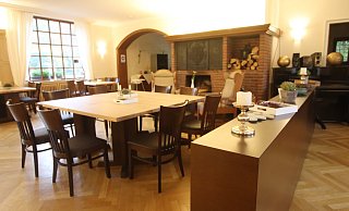 Facelifting für den Holter Schloßkrug: Das Kaminzimmer (oben) ist schon fertig und mit traditionellen Wirtshaustischen ausgestattet. - Sabine Kubendorff Facelifting für den Holter Schloßkrug: Das Kaminzimmer (oben) ist schon fertig und mit traditionellen Wirtshaustischen ausgestattet. - Sabine Kubendorff