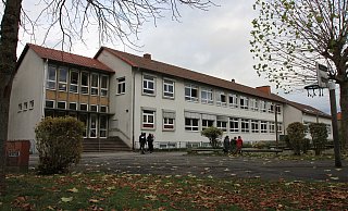 Die Klassenräume der Nieheimer Grundschule könnten zu Appartements umgebaut werden. Zurzeit werden hier noch einige Klassen der Realschule unterrichtet. - David Schellenberg Die Klassenräume der Nieheimer Grundschule könnten zu Appartements umgebaut werden. Zurzeit werden hier noch einige Klassen der Realschule unterrichtet. - David Schellenberg