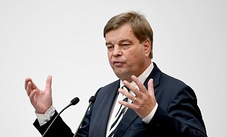 Der Parlamentarische Staatssekretär im Bundesverkehrsministerium, Enak Ferlemann, äußert sich zum geplanten Neubau der Bahntrasse Bielefeld-Hannover. - picture alliance/dpa Der Parlamentarische Staatssekretär im Bundesverkehrsministerium, Enak Ferlemann, äußert sich zum geplanten Neubau der Bahntrasse Bielefeld-Hannover. - picture alliance/dpa