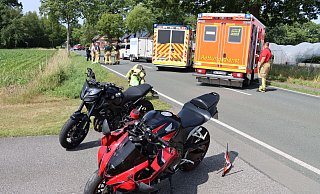 Ein Motorradfahrer prallt auf der Lippstädter Straße bei Delbrück nach einem Bremsmanöver auf einen Pkw-Anhänger, ein zweiter stürzt beim Ausweichversuch. - Feuerwehr Delbrück Ein Motorradfahrer prallt auf der Lippstädter Straße bei Delbrück nach einem Bremsmanöver auf einen Pkw-Anhänger, ein zweiter stürzt beim Ausweichversuch. - Feuerwehr Delbrück