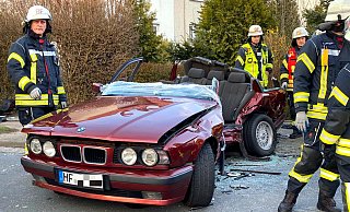 Einsatzkräfte mussten das Dach des BMW Kombi aus dem Kreis Herford abnehmen, um den Insassen aus dem deformierten Wrack befreien zu können. - Mike-Dennis Müller / www.mdm.photo Einsatzkräfte mussten das Dach des BMW Kombi aus dem Kreis Herford abnehmen, um den Insassen aus dem deformierten Wrack befreien zu können. - Mike-Dennis Müller / www.mdm.photo