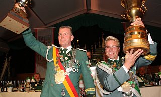 Ausgestattet mit den gesegneten Königsketten streckten die neuen Bezirksregenten (v.l.) Martin Amedick aus Dörenhagen und Frank Bröckling aus Hövelhof unter lautem Jubel die riesigen Siegerpokale in die Höhe. - Regina Brucksch Ausgestattet mit den gesegneten Königsketten streckten die neuen Bezirksregenten (v.l.) Martin Amedick aus Dörenhagen und Frank Bröckling aus Hövelhof unter lautem Jubel die riesigen Siegerpokale in die Höhe. - Regina Brucksch