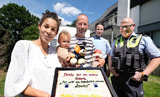 Cristina (v.l.), Marla, Matthias und der kleine Mateo Goedtke bedanken sich mit Kaffee und Kuchen bei den beiden Polizisten Lara Altemeier und Olaf Faßbender. Auf dem Weg zur Geburtsklinik sind sie von den Polizisten in die Klinik nach Paderborn eskortiert worden. - Andreas Frücht Cristina (v.l.), Marla, Matthias und der kleine Mateo Goedtke bedanken sich mit Kaffee und Kuchen bei den beiden Polizisten Lara Altemeier und Olaf Faßbender. Auf dem Weg zur Geburtsklinik sind sie von den Polizisten in die Klinik nach Paderborn eskortiert worden. - Andreas Frücht