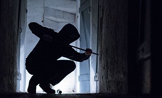 Der Mann, der stets alleine unterwegs ist, bevorzugt den Einstieg über rückwärtige und schlecht gesicherte Fenster. - Symbolbild: picture alliance / dpa / Silas Stein Der Mann, der stets alleine unterwegs ist, bevorzugt den Einstieg über rückwärtige und schlecht gesicherte Fenster. - Symbolbild: picture alliance / dpa / Silas Stein