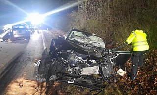 Die Fahrerin dieses VW Passat aus Borgentreich wurde bei der Frontalkollision auf der Bundesstraße 241 schwer verletzt. - Simone Flörke Die Fahrerin dieses VW Passat aus Borgentreich wurde bei der Frontalkollision auf der Bundesstraße 241 schwer verletzt. - Simone Flörke