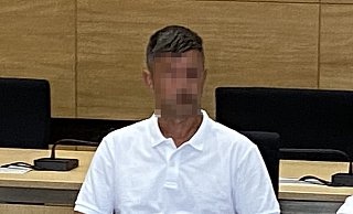 Vor dem Landgericht Bielefeld hat am Montag der Prozess gegen einen Haller begonnen. Ihm wird vorgeworfen, einen 51-jährigen Haller im Dezember so gegen den Kopf getreten zu haben, dass er stürzte und seinen schweren Verletzungen erlag. - Matthias Foede Vor dem Landgericht Bielefeld hat am Montag der Prozess gegen einen Haller begonnen. Ihm wird vorgeworfen, einen 51-jährigen Haller im Dezember so gegen den Kopf getreten zu haben, dass er stürzte und seinen schweren Verletzungen erlag. - Matthias Foede