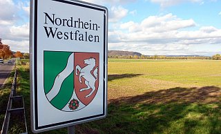 Da geht's lang: Momentan weist in NRW nicht vieles so klar die Richtung wie dieses Schild an der Landesgrenze. - Verwendung weltweit Da geht's lang: Momentan weist in NRW nicht vieles so klar die Richtung wie dieses Schild an der Landesgrenze. - Verwendung weltweit