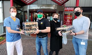 Weil ihre Lokale schließen müssen, haben Viktor Gett und Mitarbeiterin Petra Martens (2. und 3. v. l.) aus den Vorräten Baguettes gemacht, die sie an Alltagshelden wie Christopher Waters (l.) und Michael Keil (r.) vom Klinikum Mitte übergeben. - Wolfgang Rudolf Weil ihre Lokale schließen müssen, haben Viktor Gett und Mitarbeiterin Petra Martens (2. und 3. v. l.) aus den Vorräten Baguettes gemacht, die sie an Alltagshelden wie Christopher Waters (l.) und Michael Keil (r.) vom Klinikum Mitte übergeben. - Wolfgang Rudolf