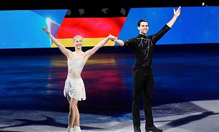 Minerva Hase (l) und Nikita Wolodin sorgten mit Silber für den deutschen Lichtblick bei der Eiskunstlauf-WM in Boston. - Charles Krupa/AP/dpa Minerva Hase (l) und Nikita Wolodin sorgten mit Silber für den deutschen Lichtblick bei der Eiskunstlauf-WM in Boston. - Charles Krupa/AP/dpa