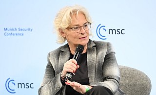 Bundesverteidigungsministerin Christine Lambrecht macht klar: Deutschland wird mehr Geld in das Militär stecken. - Foto: Tobias Hase/dpa Bundesverteidigungsministerin Christine Lambrecht macht klar: Deutschland wird mehr Geld in das Militär stecken. - Foto: Tobias Hase/dpa