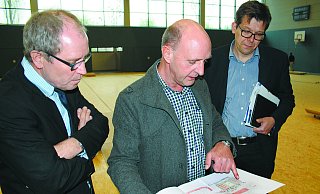 Besichtigung: Landrat Manfred Müller, Fokko Abbas vom Gebäudemanagement des Kreises Paderborn und Schulleiter Norbert Damke (v.l.) vergleichen die Baufortschritte mit den Planungen für die Notunterkunft. - Birger Berbüsse Besichtigung: Landrat Manfred Müller, Fokko Abbas vom Gebäudemanagement des Kreises Paderborn und Schulleiter Norbert Damke (v.l.) vergleichen die Baufortschritte mit den Planungen für die Notunterkunft. - Birger Berbüsse