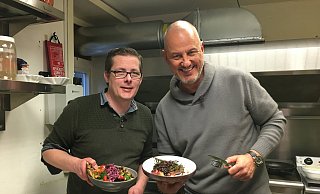Stefan Kranz (l.) bei den Dreharbeiten mit Sternekoch Frank Rosin. - Kabel Eins Stefan Kranz (l.) bei den Dreharbeiten mit Sternekoch Frank Rosin. - Kabel Eins