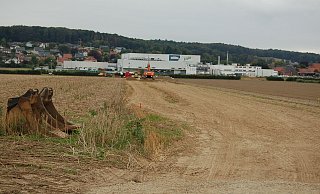Von der B 65 aus gesehen: Hier entsteht die neue Straße zum Homann-Werk in Lintorf. Ein neues Logistiklager wird das Unternehmen hier ebenfalls errichten. - Sandra Spieker Von der B 65 aus gesehen: Hier entsteht die neue Straße zum Homann-Werk in Lintorf. Ein neues Logistiklager wird das Unternehmen hier ebenfalls errichten. - Sandra Spieker