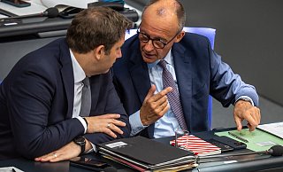Kanzler Friedrich Merz (CDU, r.) und sein Vize Lars Klingbeil (SPD) diskutieren im Bundestag: Wo bleiben die Entscheidungen? - Michael Kappeler/dpa Kanzler Friedrich Merz (CDU, r.) und sein Vize Lars Klingbeil (SPD) diskutieren im Bundestag: Wo bleiben die Entscheidungen? - Michael Kappeler/dpa