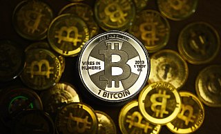 Die Hoffnung auf hohe Renditen mit Krypotwährungen wie Bitcoin machen sich auch Betrüger zunutze. Das musste jetzt ein 72-jähriger Gütersloher erfahren. - Symbolfoto/dpa Die Hoffnung auf hohe Renditen mit Krypotwährungen wie Bitcoin machen sich auch Betrüger zunutze. Das musste jetzt ein 72-jähriger Gütersloher erfahren. - Symbolfoto/dpa