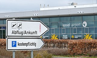 Hinweisschilder stehen vor dem Terminal des Kassel Airport. - dpa/Uwe Zucchi Hinweisschilder stehen vor dem Terminal des Kassel Airport. - dpa/Uwe Zucchi