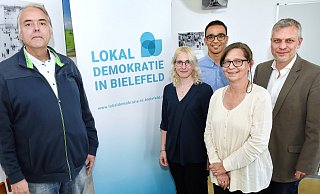 Mischen die Politik auf: Hans-Christian Wittler, Marie-Dominique Pickardt, Okbah Alherafi, Michael Gugat und Sabine Kahl von "Lokaldemokratie in Bielefeld". - Barbara Franke Mischen die Politik auf: Hans-Christian Wittler, Marie-Dominique Pickardt, Okbah Alherafi, Michael Gugat und Sabine Kahl von "Lokaldemokratie in Bielefeld". - Barbara Franke