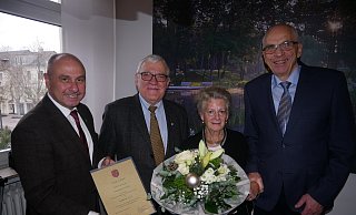 Bürgermeister Andreas Bee (v. l.), der Vorsitzende der Senioren Union Bad Lippspringe, Ulrich Appelt, und ihr langjährger Ratskollege Georg Schulte freuen sich mit der Preisträgerin Erika Grobbel. - Klaus Karenfeld Bürgermeister Andreas Bee (v. l.), der Vorsitzende der Senioren Union Bad Lippspringe, Ulrich Appelt, und ihr langjährger Ratskollege Georg Schulte freuen sich mit der Preisträgerin Erika Grobbel. - Klaus Karenfeld