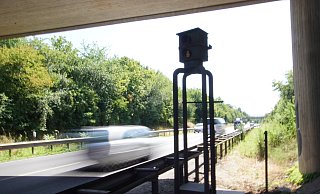 Der einzige stationäre Blitzer im Bünder Land: Die Radarkontrolle an der B239 - unter der Fiemerstraße - in Kirchlengern. - Niklas Krämer Der einzige stationäre Blitzer im Bünder Land: Die Radarkontrolle an der B239 - unter der Fiemerstraße - in Kirchlengern. - Niklas Krämer