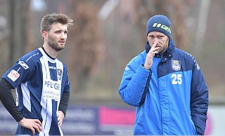 Jacub Przybylko (l.) und Trainer Daniel Brinkmann bei einem Testspiel des SC Wiedenbrück im Januar. - Jens Dünhölter Jacub Przybylko (l.) und Trainer Daniel Brinkmann bei einem Testspiel des SC Wiedenbrück im Januar. - Jens Dünhölter