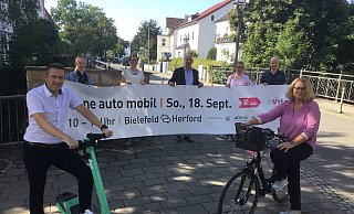 Sie werben für die Teilnahme: Frank Hölscher von der Pro Herford, Mobilitätsbeauftragte Teresa Schmidt, Maxim Bethke von der Pro Herford, Unternehmer Sieghard Schöneberg, Joanna Schlaber, die Geschäftsführerin der Stadtvererkehrsgesellschaft, Yannick Kremeyer vom Wellteam, und AOK.-Vertriebsmitarbeiterin Sonja Ortmann. - Corina Lass Sie werben für die Teilnahme: Frank Hölscher von der Pro Herford, Mobilitätsbeauftragte Teresa Schmidt, Maxim Bethke von der Pro Herford, Unternehmer Sieghard Schöneberg, Joanna Schlaber, die Geschäftsführerin der Stadtvererkehrsgesellschaft, Yannick Kremeyer vom Wellteam, und AOK.-Vertriebsmitarbeiterin Sonja Ortmann. - Corina Lass