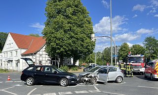 Die Fahrzeuge sind auf der B61 in Sichtweite zum Gütersloher Restaurant Purino zusammengestoßen. - Thorsten Heß Die Fahrzeuge sind auf der B61 in Sichtweite zum Gütersloher Restaurant Purino zusammengestoßen. - Thorsten Heß
