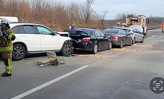 Fünf Personenwagen sind am Samstagmittag in einen Auffahrunfall auf der A44 bei Büren verwickelt worden. Ausgelöst wurde der Unfall durch ein Wildschwein. - Feuerwehr Büren Fünf Personenwagen sind am Samstagmittag in einen Auffahrunfall auf der A44 bei Büren verwickelt worden. Ausgelöst wurde der Unfall durch ein Wildschwein. - Feuerwehr Büren