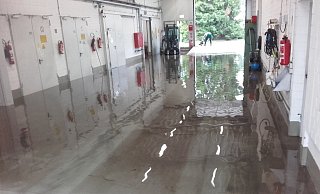 Die Zufahrt steht noch unter Wasser nach den heftigen Niederschlägen. - Kreis HF Die Zufahrt steht noch unter Wasser nach den heftigen Niederschlägen. - Kreis HF