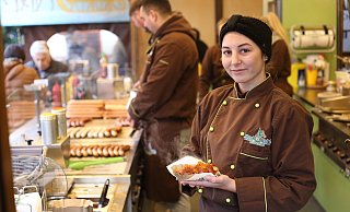 Anna Klöpping arbeitet am Weihnachtsmarktstand "Wurst-Bethel". - Niklas Tüns Anna Klöpping arbeitet am Weihnachtsmarktstand "Wurst-Bethel". - Niklas Tüns