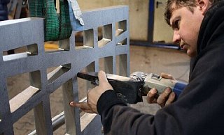 Sämtliche Ecken im Muster der Brüstungen aus Stahlblech mussten nachträglich abgerundet werden. Auch das hat Zeit gekostet. - Stadt Gütersloh Sämtliche Ecken im Muster der Brüstungen aus Stahlblech mussten nachträglich abgerundet werden. Auch das hat Zeit gekostet. - Stadt Gütersloh
