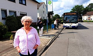 Verena Wienke an der Haltestelle Ahornstraße: Sie und viele andere Ummelner fühlen sich vom Busverkehr immer mehr abgehängt. Die beliebte Linie 28 wird durch eine Nummer 42 ersetzt – fährt dann aber nicht mehr in die City. - Kurt Ehmke Verena Wienke an der Haltestelle Ahornstraße: Sie und viele andere Ummelner fühlen sich vom Busverkehr immer mehr abgehängt. Die beliebte Linie 28 wird durch eine Nummer 42 ersetzt – fährt dann aber nicht mehr in die City. - Kurt Ehmke