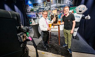 Statt auf dem Rathausplatz eröffnet Bürgermeister Michael Dreier (l.) mit Radio-Hochstift-Moderator Tobias Fenneker das Liborifest 2020 im Aufnahmestudio. - Besim Mazhiqi Statt auf dem Rathausplatz eröffnet Bürgermeister Michael Dreier (l.) mit Radio-Hochstift-Moderator Tobias Fenneker das Liborifest 2020 im Aufnahmestudio. - Besim Mazhiqi