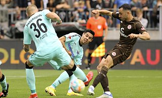 Die SCP-Akteure Raphael Obermair (M.) und Felix Platte, die hier gegen St. Paulis Manolis Saliakas um den Ball kämpfen, werden mit Wechselgerüchten in Verbindung gebracht. - Imago Images Die SCP-Akteure Raphael Obermair (M.) und Felix Platte, die hier gegen St. Paulis Manolis Saliakas um den Ball kämpfen, werden mit Wechselgerüchten in Verbindung gebracht. - Imago Images