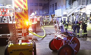 Rund 50 Wehrleute sind am Eastend-Tower im Einsatz, um den Brand zu bekämpfen und ein Übergreifen der Flammen zu verhindern. - Charlotte Mahnke Rund 50 Wehrleute sind am Eastend-Tower im Einsatz, um den Brand zu bekämpfen und ein Übergreifen der Flammen zu verhindern. - Charlotte Mahnke