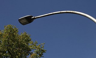 Für die 2019 erfolgte Erneuerung der Straßenlaternen im Hoffmannsweg werden die Anlieger jetzt zahlen müssen. - Dieter Scholz Für die 2019 erfolgte Erneuerung der Straßenlaternen im Hoffmannsweg werden die Anlieger jetzt zahlen müssen. - Dieter Scholz