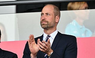 Schon in der Vorrunde unterstützte Prinz Wiliiam die englischen Fußballfrauen beim 4:0-Sieg gegen die Niederlande im Stadion. Beim Finale wird er auch vor Ort sein. - Sebastian Gollnow/dpa Schon in der Vorrunde unterstützte Prinz Wiliiam die englischen Fußballfrauen beim 4:0-Sieg gegen die Niederlande im Stadion. Beim Finale wird er auch vor Ort sein. - Sebastian Gollnow/dpa