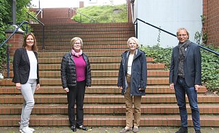 Projekte für Schülerinnen und Schüler liegen ihnen am Herzen: Barbara Lübbert, Leiterin des Kinder- und Jugendzentrums Riff (von links), Dr. Barbara Lamp, Präsident des Soroptimist International Clubs Bad Oeynhausen-Wittekindsland, Kornelia Wilken-Klocke, Leiterin der Städtischen Realschule Löhne sowie Florian Ohmes, Präsident des Lions-Clubs Löhne. - Sonja Töbing Projekte für Schülerinnen und Schüler liegen ihnen am Herzen: Barbara Lübbert, Leiterin des Kinder- und Jugendzentrums Riff (von links), Dr. Barbara Lamp, Präsident des Soroptimist International Clubs Bad Oeynhausen-Wittekindsland, Kornelia Wilken-Klocke, Leiterin der Städtischen Realschule Löhne sowie Florian Ohmes, Präsident des Lions-Clubs Löhne. - Sonja Töbing