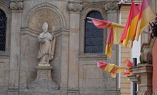 Der Fahnenschmuck lässt erahnen, dass das große Fest rund um den Paderborner Stadt-Heiligen stattfindet. - Hans-Hermann Igges Der Fahnenschmuck lässt erahnen, dass das große Fest rund um den Paderborner Stadt-Heiligen stattfindet. - Hans-Hermann Igges