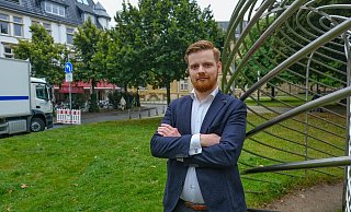 Maximilian Kneller, Kandidat der AFD, steht im Kunsthallenpark. Im Hintergrund der gesperrte Waldhof. - Foto: Andreas Zobe/NW Maximilian Kneller, Kandidat der AFD, steht im Kunsthallenpark. Im Hintergrund der gesperrte Waldhof. - Foto: Andreas Zobe/NW