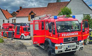 Die Straße, auf der die Feuerwehrfahrzeuge anrückten, wird derzeit saniert. - Feuerwehr Brakel Die Straße, auf der die Feuerwehrfahrzeuge anrückten, wird derzeit saniert. - Feuerwehr Brakel