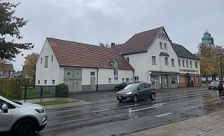 Wenn der linke Gebäudeteil der früheren Gaststätte fällt, wäre die Sichtachse vom Jagdschloss (ganz links) in Richtung Schloß Neuhaus frei. - Jens Reddeker Wenn der linke Gebäudeteil der früheren Gaststätte fällt, wäre die Sichtachse vom Jagdschloss (ganz links) in Richtung Schloß Neuhaus frei. - Jens Reddeker