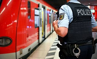 Ein Polizist steht am Hauptbahnhof. In Bielefeld wurde nun ein Mann nach mehreren sexuellen Übergriffen aus dem Zug geholt. - dpa Ein Polizist steht am Hauptbahnhof. In Bielefeld wurde nun ein Mann nach mehreren sexuellen Übergriffen aus dem Zug geholt. - dpa